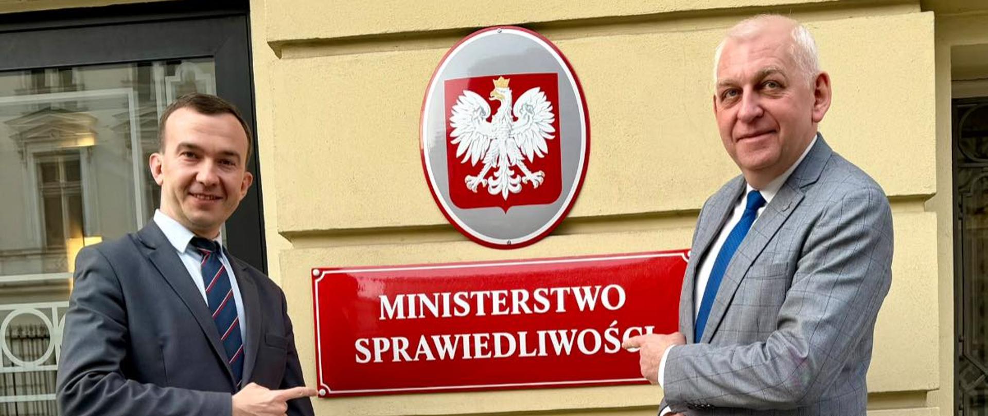 Spotkanie w Ministerstwie Sprawiedliwości, wicewojewoda Mateusz Szauer z Burmistrzem Działdowa, przed gmachem ministerstwa.