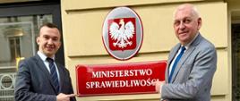 Spotkanie w Ministerstwie Sprawiedliwości, wicewojewoda Mateusz Szauer z Burmistrzem Działdowa, przed gmachem ministerstwa.