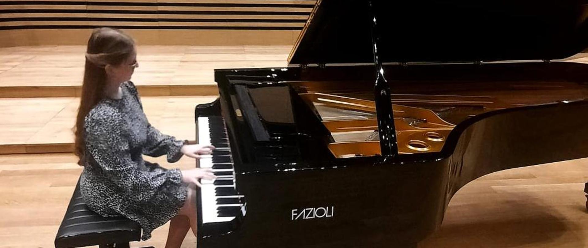 Uczennica grająca na fortepianie w sali koncertowej PSM w Jastrzębiu-Zdroju