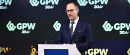 Prezes Giełdy Papierów Wartościowych w Warszawie Marek Dietl wygłaszający przemówienie z okazji 30. rocznicy inauguracyjnej sesji Giełdy Papierów Wartościowych w Warszawie