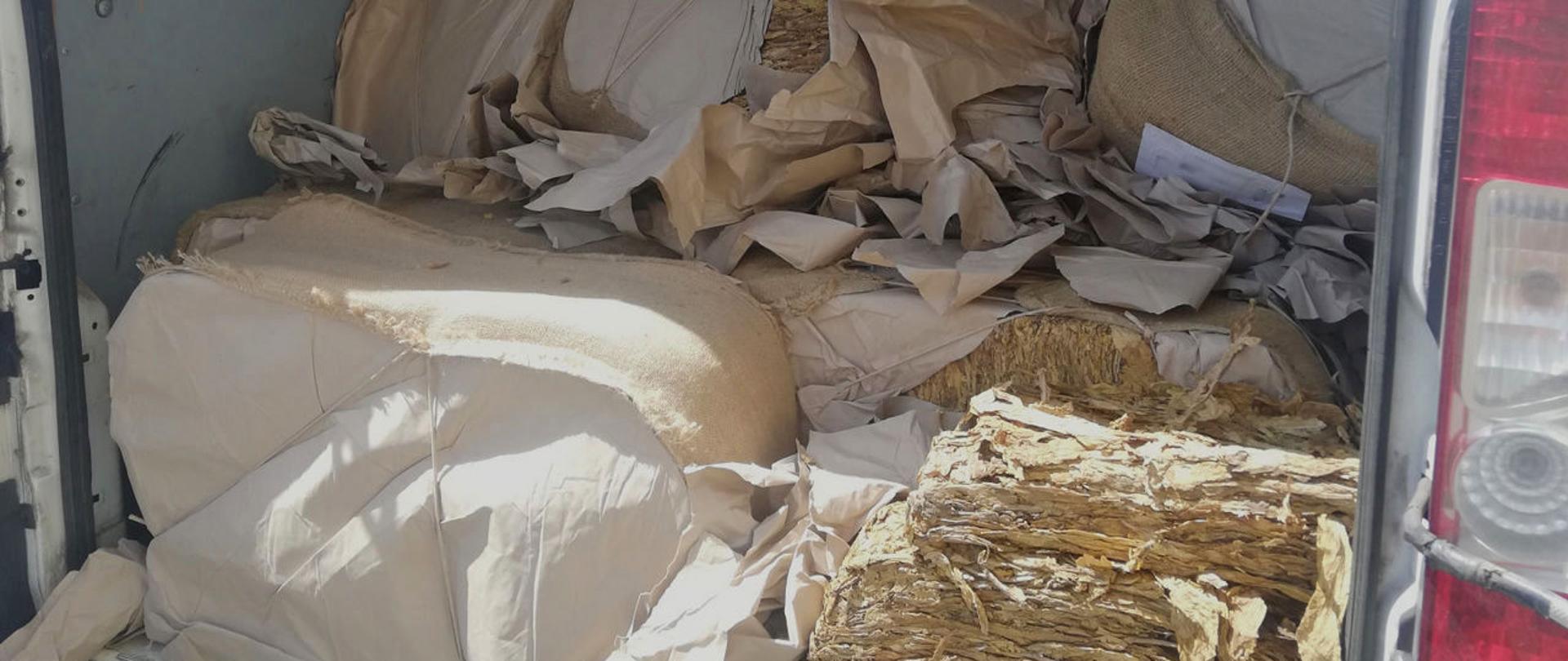 Wnętrze przestrzeni ładunkowej samochodu dostawczego, w workach nielegalny tytoń.