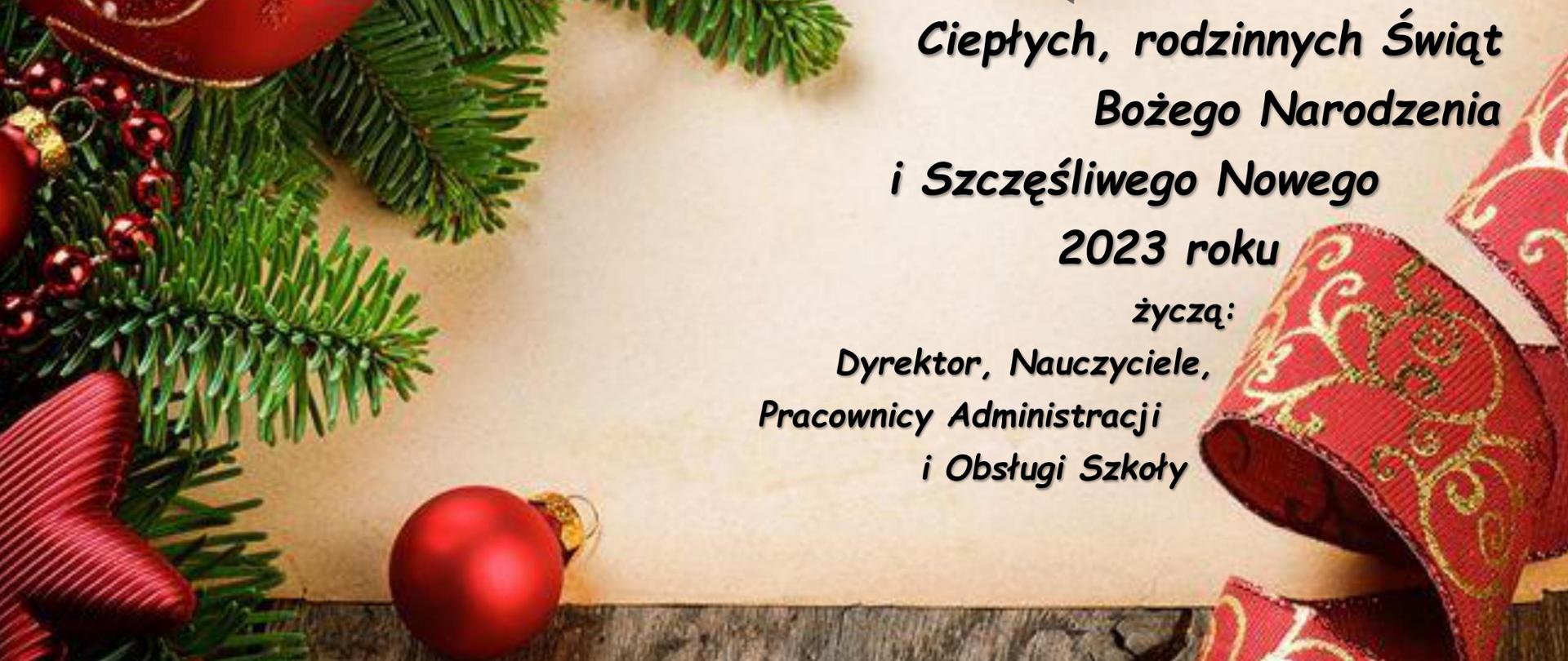 plakat z życzeniami na tle z motywami świątecznymi: igliwiem i czerwonymi gwiazdami i bombkami