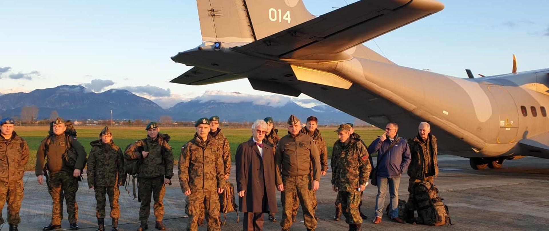 W dniu 7 grudnia br. na lotnisku Rinas w Tiranie wylądował polski samolot z 11 – osobowym zespołem inżynierów wojskowych.
