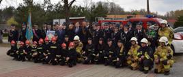 zdjęcie grupowe strażaków OSP Boreczek, zaproszonych gości