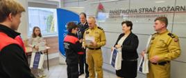 Komendant Powiatowy PSP w Środzie Wielkopolskiej bryg. Tomasz Skorlinski, Zastępca Komendanta Powiatowego PSP mł. bryg. Maciej Kaczmarek, Wicestarosta Średzki Pani Małgorzata Wiśniewska-Zabłocka oraz Prezes Oddziały Powiatowego ZOSP RP dh. Jarosław Krzeminski wręczają nagrody, oraz okolicznościowe dyplomy uczestnikom eliminacji powiatowych OTWP.