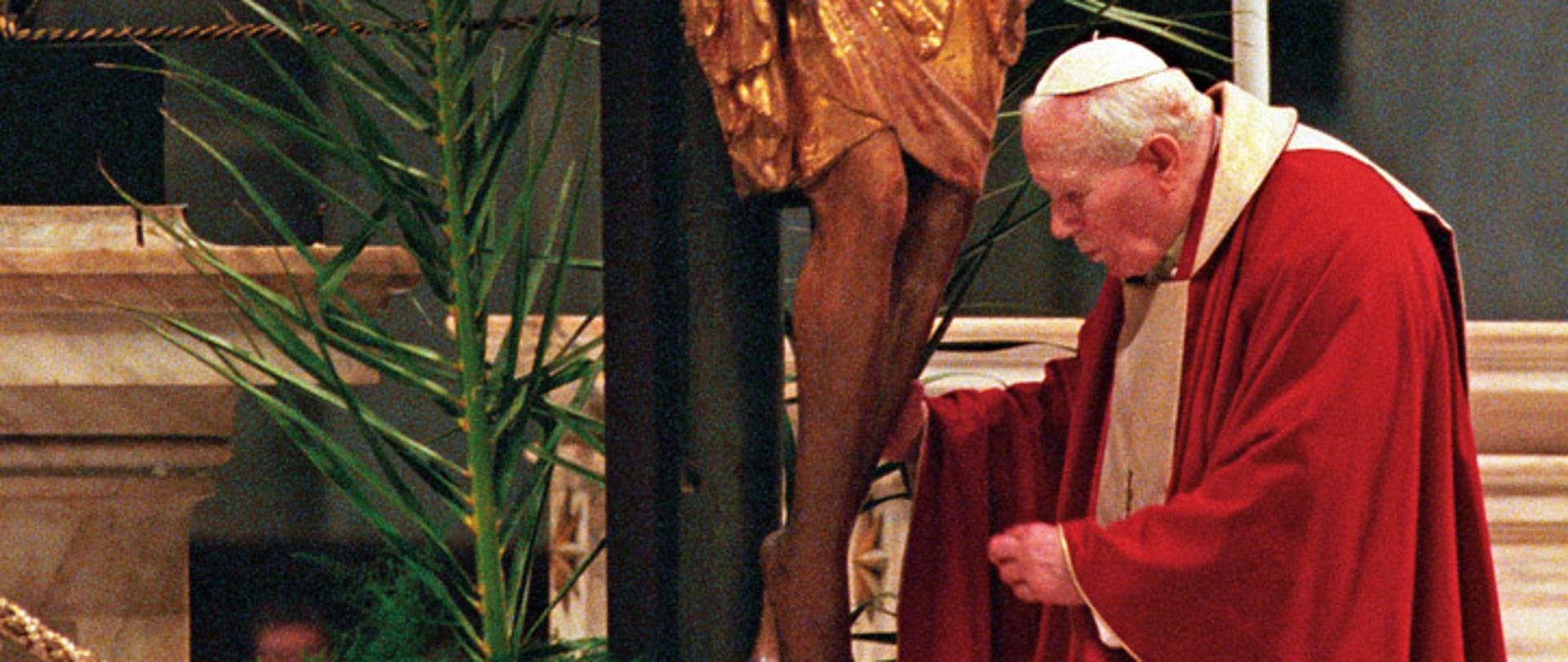 21.04.2000 Basilica Vaticana. Venerdi Santo. Adorazione della Croce.