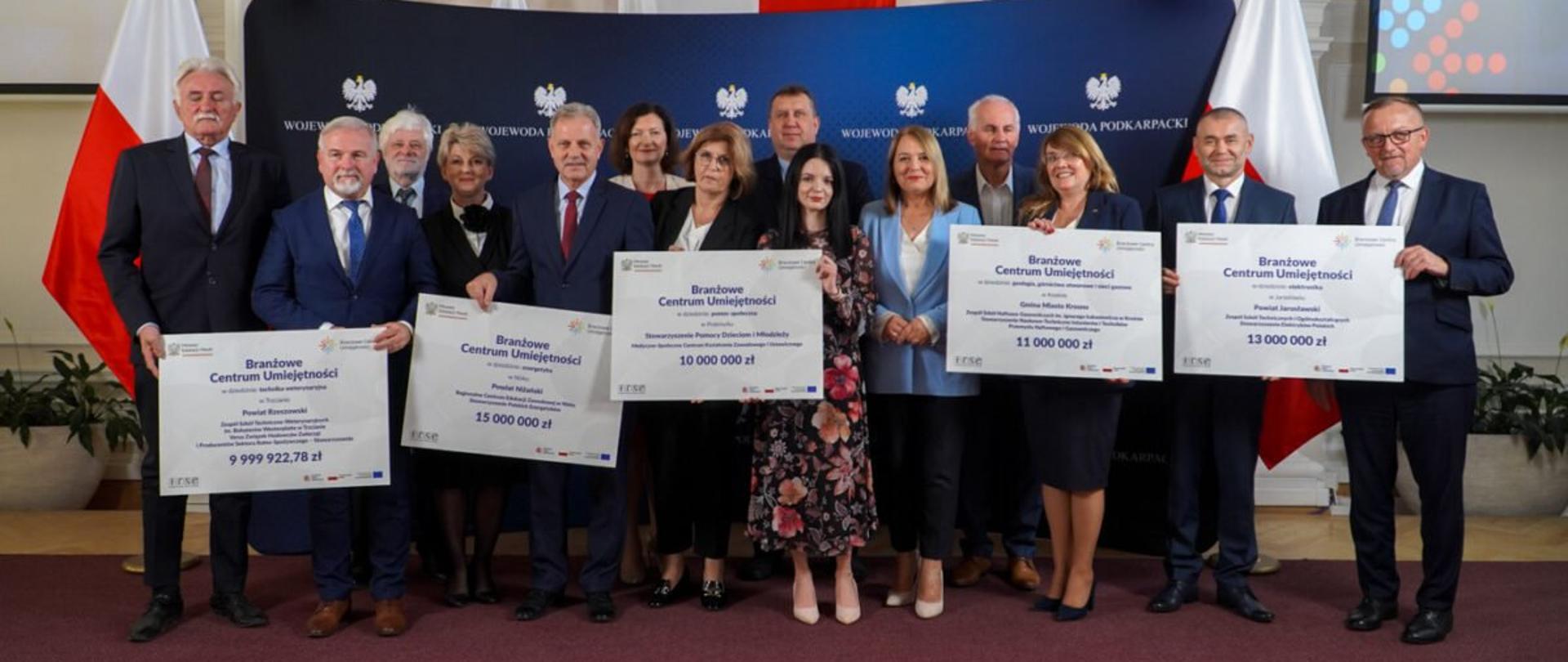 Uczestnicy briefingu prasowego dotyczące branżowych centrów umiejętności