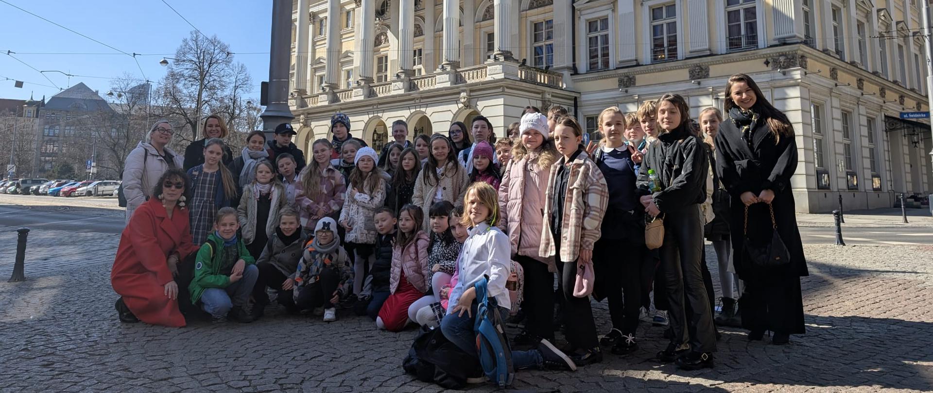 Galeria 11 zdjęć z wyjazdu uczniów PSM Kłodzko do Opery Wrocławskiej na spektakl Nastrojone pory roku, który odbył się 20 marca 2025 r.