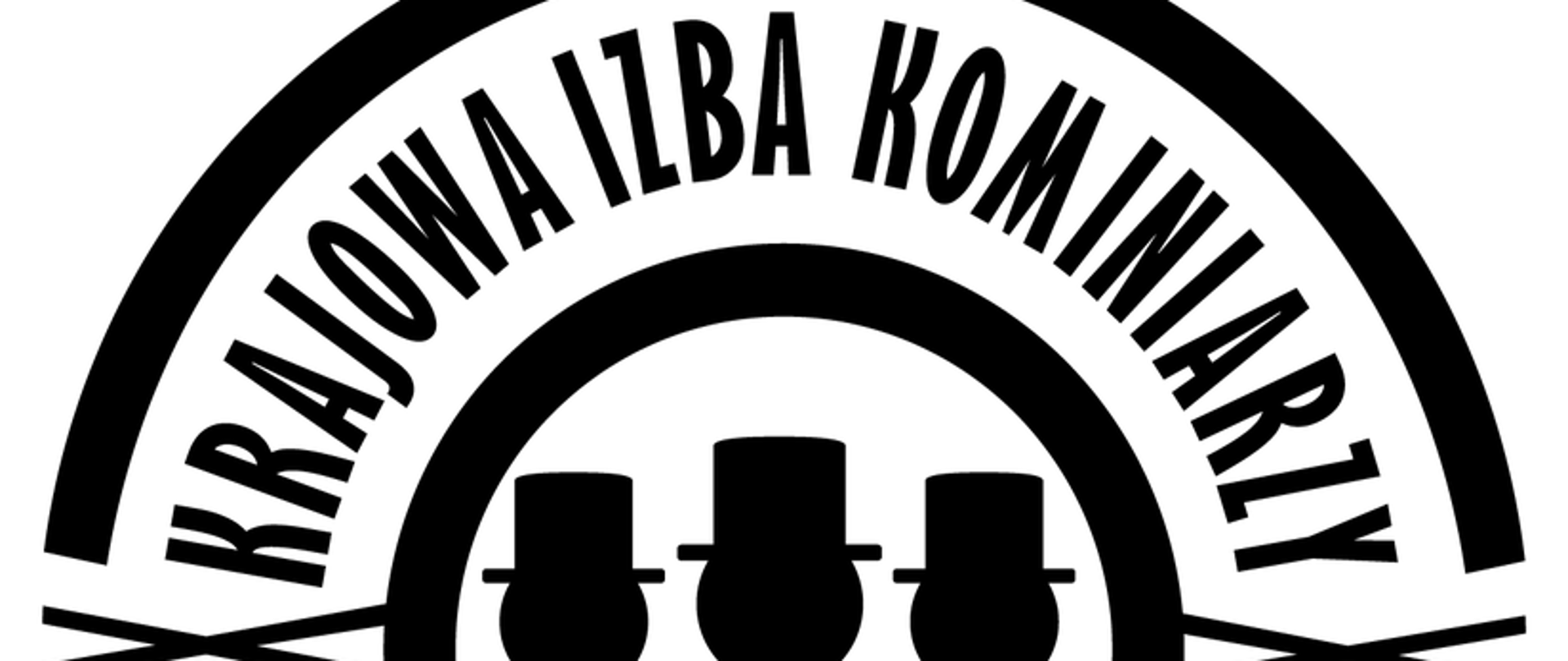 Logo Krajowej Izby Kominiarzy. Logo jest w kształcie koła. W środkowej są trzy czarne postacie przedstawiające kominiarzy. Nad postaciami jest półokrągły napis Krajowa Izba Kominiarzy. Pod spodem jest półokrągły szlaczek w kształcie liter X.