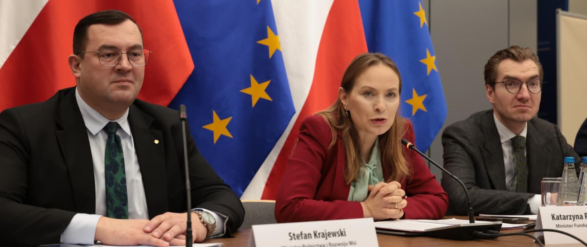 Na zdjęciu minister Katarzyna Pełczyńska-Nałęcz siedzi przy stole konferencyjnym