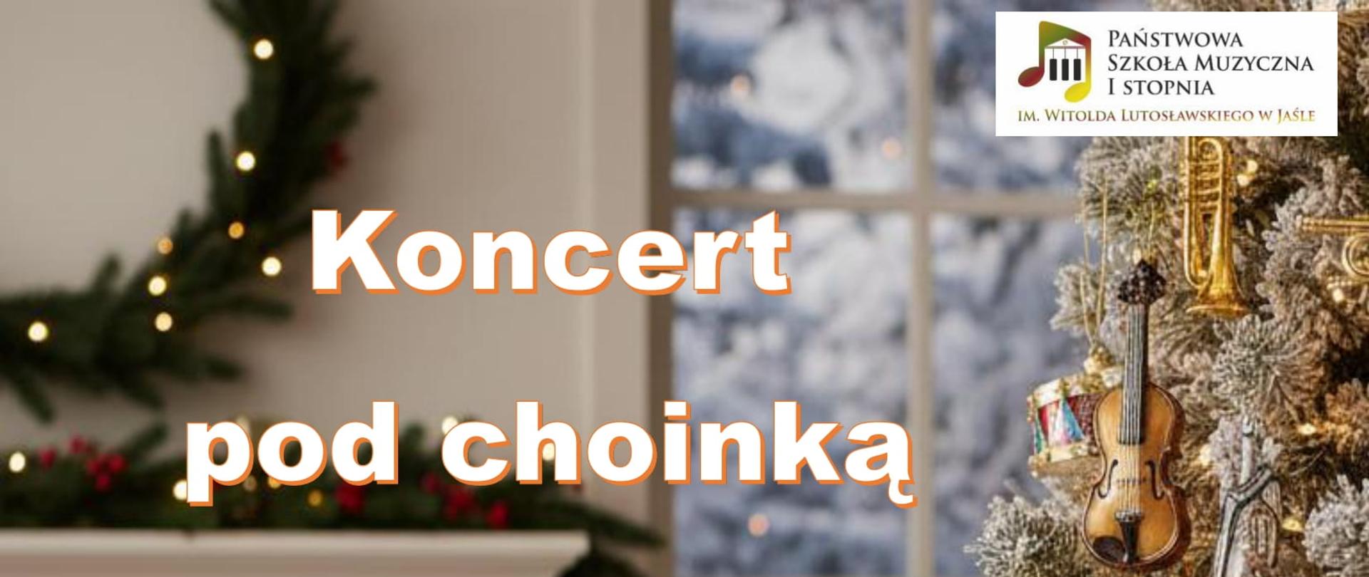 Plakat zapowiadający „Koncert pod choinką” organizowany przez Państwową Szkołę Muzyczną I stopnia im. Witolda Lutosławskiego w Jaśle. Na tle świątecznego wnętrza widać choinkę ozdobioną bombkami w kształcie instrumentów muzycznych (m.in. skrzypce, trąbki, gitary, perkusja), a obok kominek i okno z zimowym widokiem. Na plakacie znajduje się informacja: koncert w wykonaniu zespołów, uczniów i nauczycieli, 30 stycznia 2026 roku o godzinie 16:30, aula PSM. U dołu napis „Zapraszamy”. W prawym górnym rogu umieszczone jest logo szkoły.