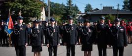 Do zdjęcia pozują strażacy OSP w mundurach galowych oraz zastępca Mazowieckiego Komendanta Wojewódzkiego PSP st. bryg. Maciej Bieńczyk.