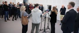 
In the photo, Minister Katarzyna Pełczyńska-Nałęcz during a press conference, standing in front of the microphones