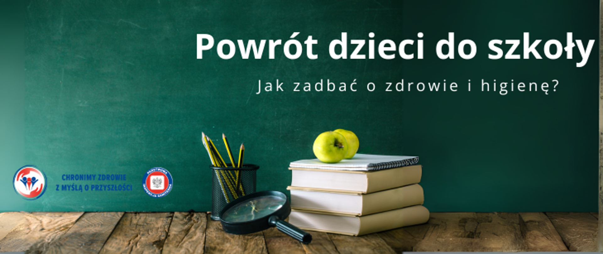 Grafika przedstawia drewniany stół a w tle zielonątablicę szkolną. Na środku stołu leżą 3 grube ksiązki w twardej oprawie oraz zeszyt, a na nim dwa jabłka. obok znajduje się organizer na biurko a w nim ołówki. Obok leży szkło powiększające. Po lewej sronie umieszczono dwa logo Inspekcji Sanitarnej oraz napis chronimy zdrowie z myślą o przyszłości. Na samej górze znajduje się napis Powrót dzieci do szkoły Jak zadbać o zdrowie i higienę?