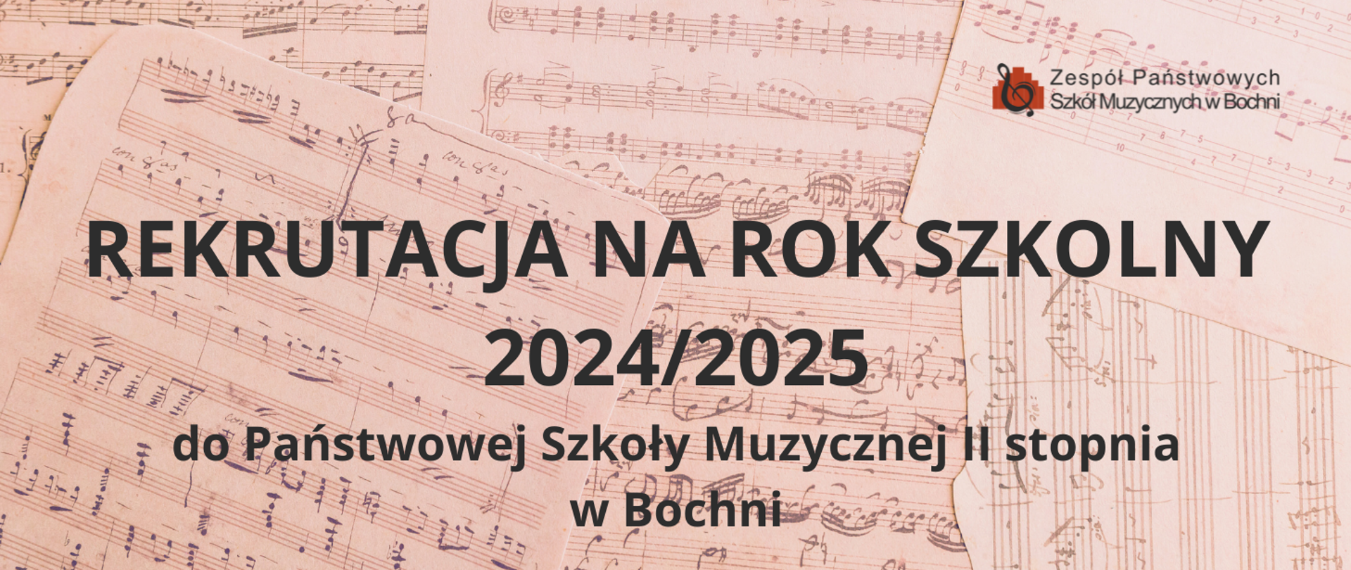 W prawym górny rogu logo ZPSM w Bochni. Na środku napis drukowanymi czarnymi literami w 3 rzędach: „REKRUTACJA NA ROK SZKOLNY 2024/2025 do Państwowej Szkoły Muzycznej II stopnia w Bochni” Tło w kolorze brązowym zawiera elementy zapisu nutowego.