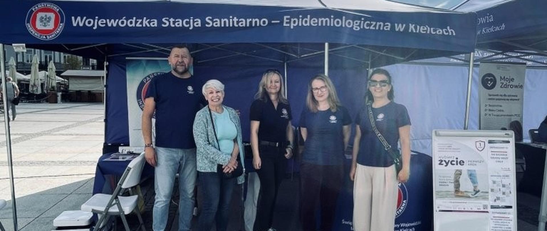 Przedstawiciele WSSE w Kielcach, przedstawicielka PSSE w Kielcach wraz z Prezes Fundacji Pokonaj Raka Panią Kasią Gulczyńską na tle stanowiska Wojewódzkiej Stacji Sanitarno-Epidemiologicznej w Kiecach
