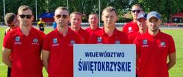 Na zdjęciu widzimy mężczyzn wchodzących w skład reprezentacji województwa świętokrzyskiego. Ubrani są w koszulki z krótkim rękawem czerwone.