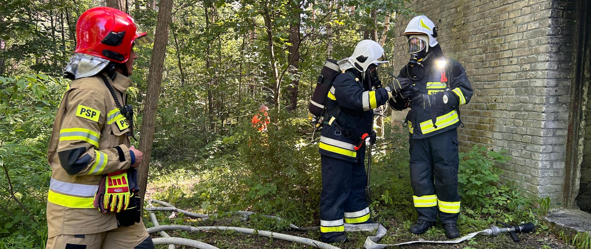 Strażacy prowadzą działania ratowniczo-gaśnicze podczas egzaminu