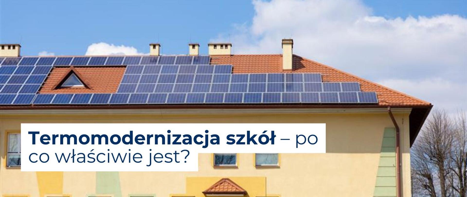 na zdjęciu widoczny jest dach szkoły z zamontowanymi panelami fotowoltaicznymi. Na środku widnieje napis Termomodernizacja szkół - po co właściwie jest?
