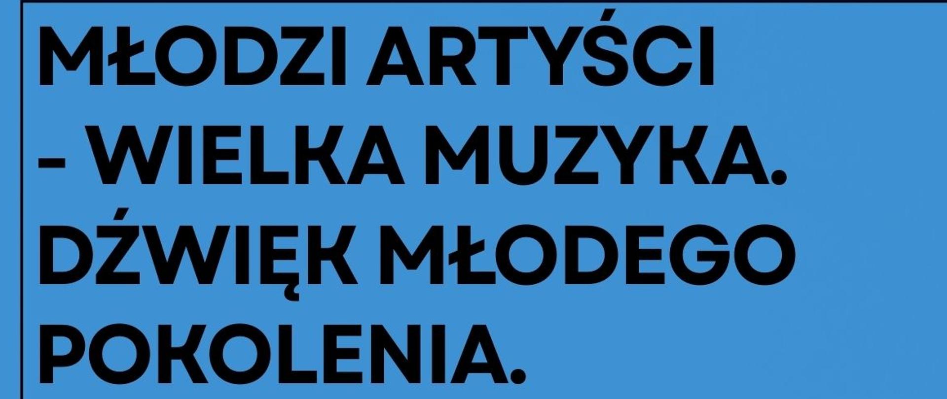 Plakat o intensywnym, jasnoniebieskim tle z czarną, nowoczesną typografią i wyraźnymi podziałami liniowymi. Górną część zajmuje duży, odważny tytuł zapisany bezszeryfowym pismem. W centralnej części znajduje się prostokątne zdjęcie przedstawiające sekcję smyczkową orkiestry w trakcie gry – na pierwszym planie widać dłonie muzyków i gryfy skrzypiec (mała głębia ostrości). Poniżej zdjęcia, po prawej stronie umieszczono czarne logotypy Państwowej Szkoły Muzycznej w Opolu oraz Filharmonii Opolskiej. Całość ma techniczny, uporządkowany charakter.