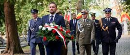 Obchody rocznicy bitwy warszawskiej 1920 roku, Wicewojewoda Paweł Krutul składa kwiaty w imieniu administracji rządowej