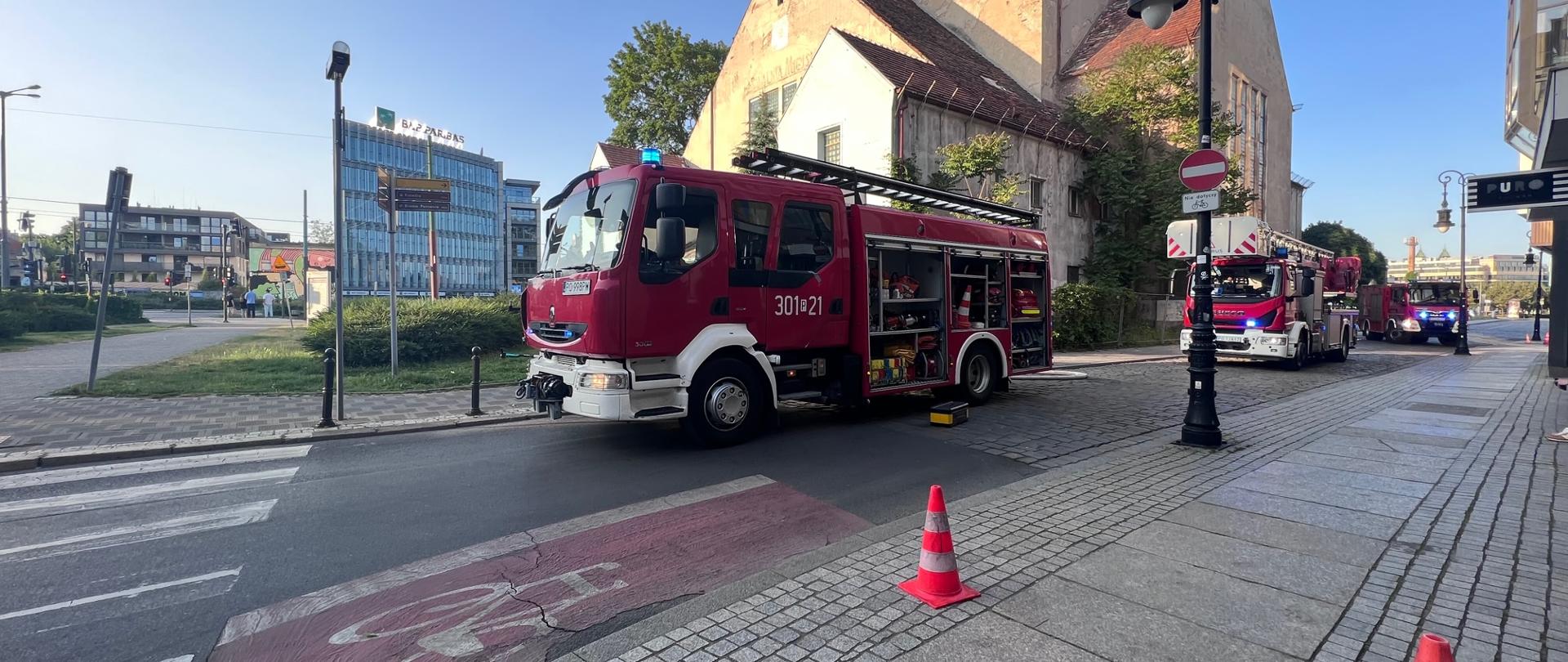 Ustawienie samochodów podczas pożaru synagogi