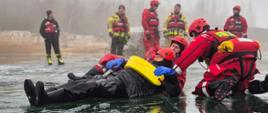 Strażacy ćwiczą wyciąganie osób pod którymi załamał się lód