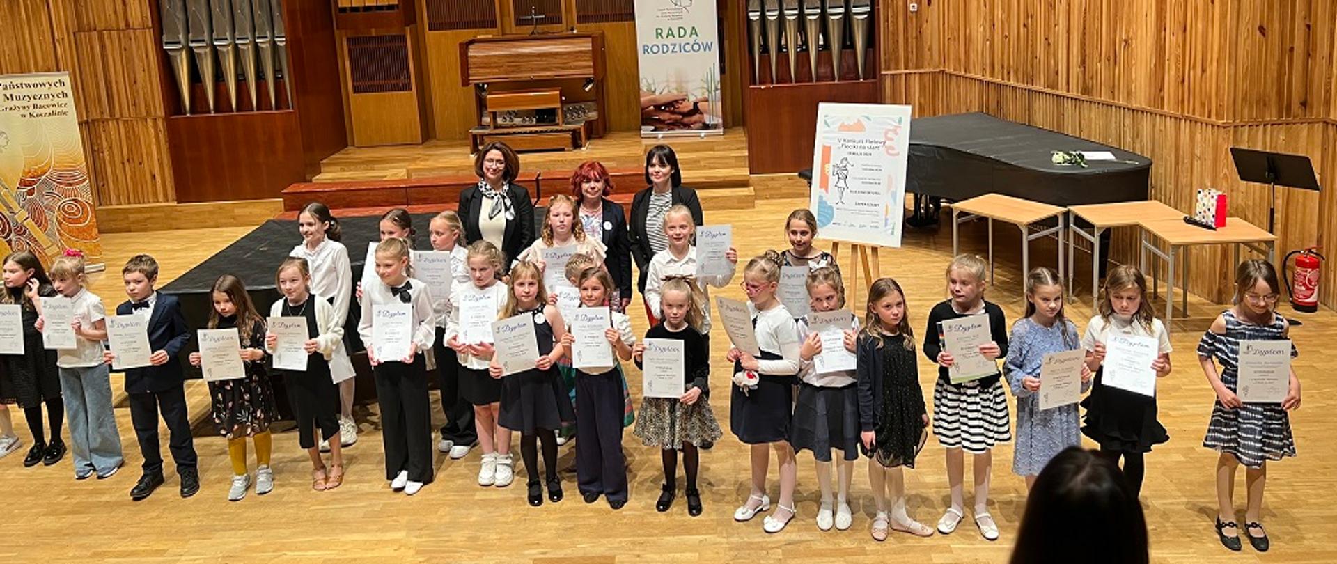 Uczniowie po konkursie Fleciki na start, w tle organy ZPSM