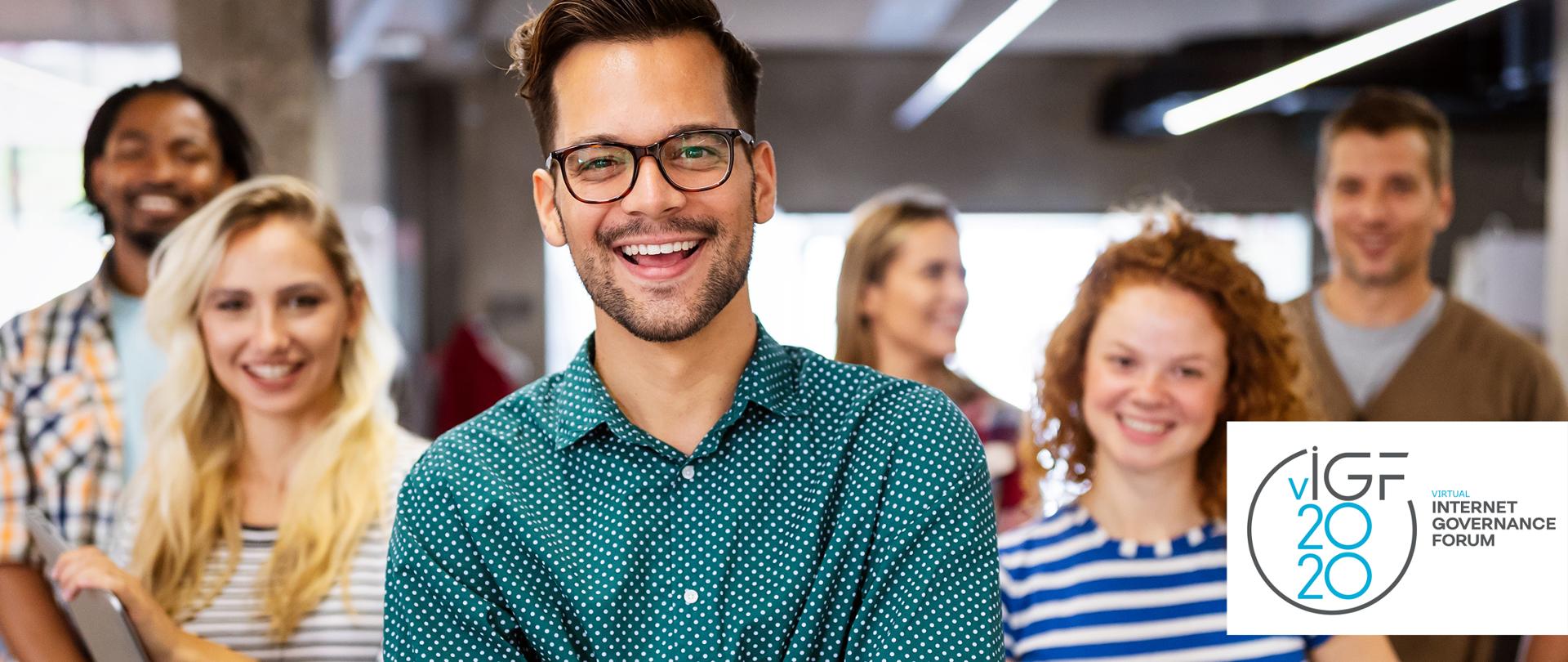 The picture shows a group of young people, women and men. 