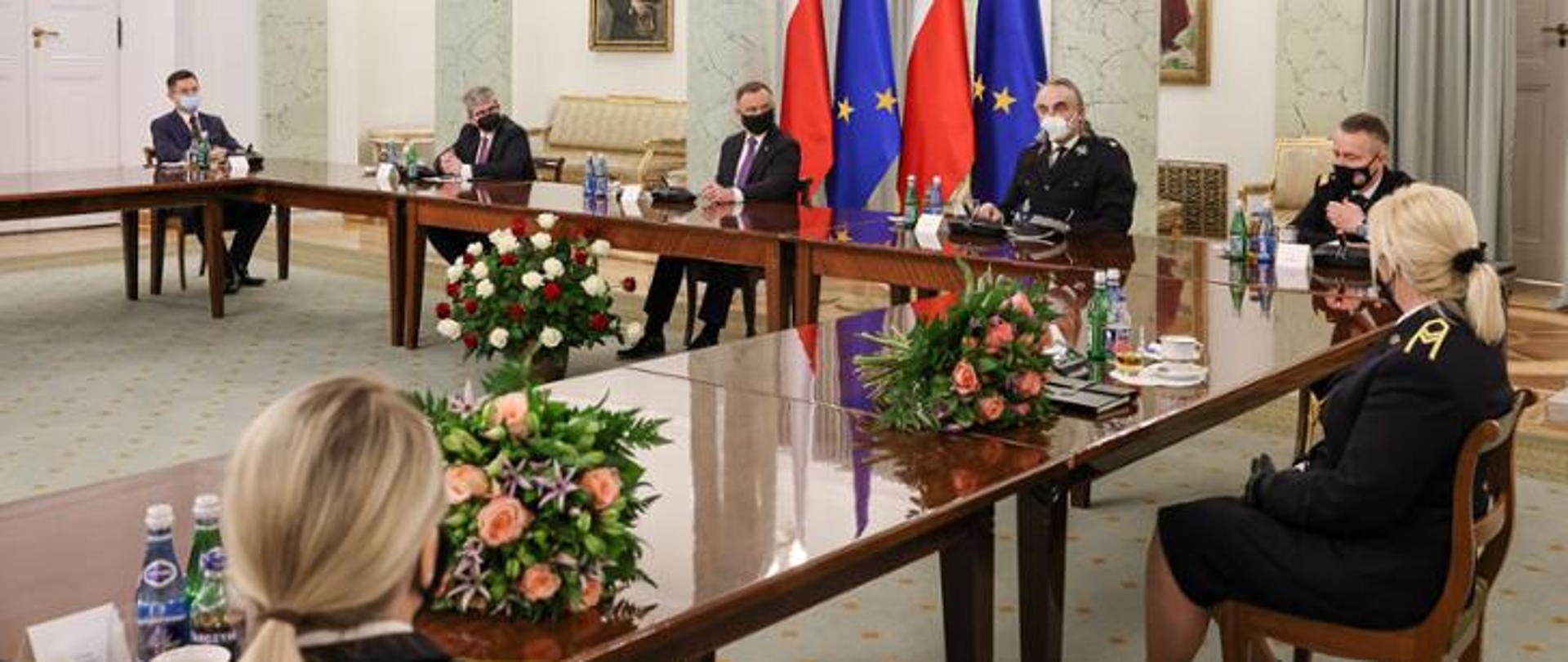 PREZYDENT RP SPOTKAŁ SIĘ Z WIELKOPOLSKIMI STRAŻAKAMI ZAANGAŻOWANYCH W WALCE Z PANDEMIĄ