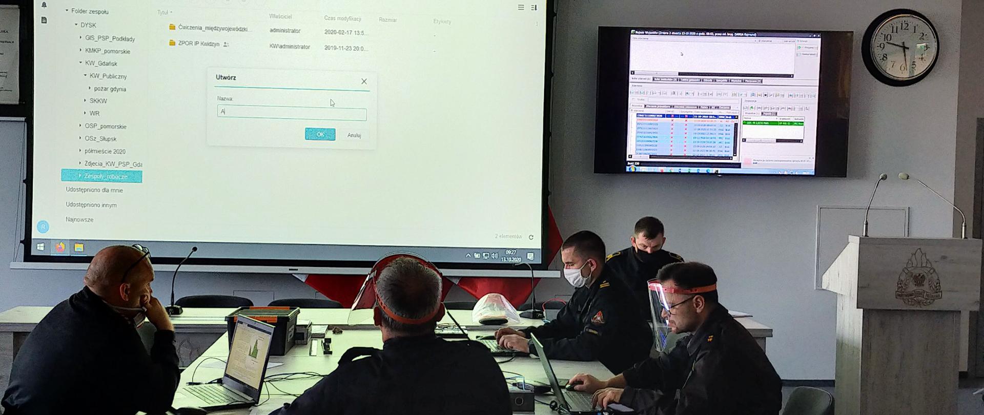 Zdjęcie przedstawia strażaków KW PSP w Gdańsku podczas ćwiczeń sztabowych.