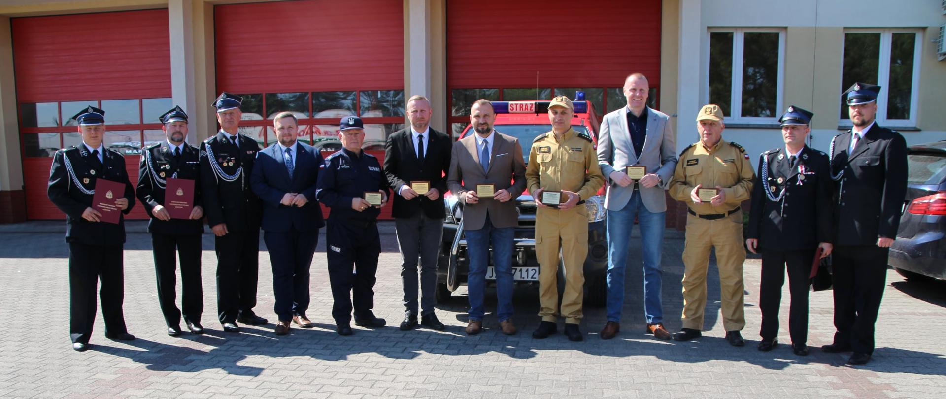 Przed komendą jednostki OSP oraz zaproszeni goście