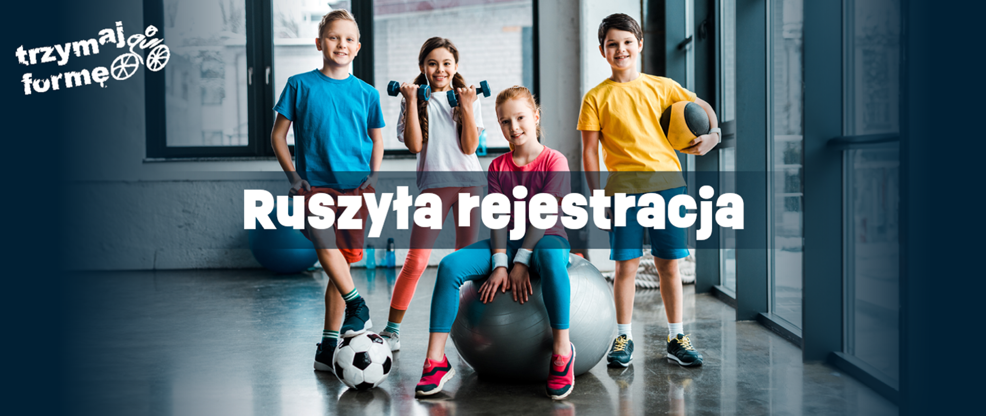 Czworo dzieci w strojach sportowych trzyma piłki, siedzi na dużej gumowej piłce, trzyma hantelki i uśmiechem zachęca do ćwiczeń. Napis ruszyła rejestracja, trzymaj formę.