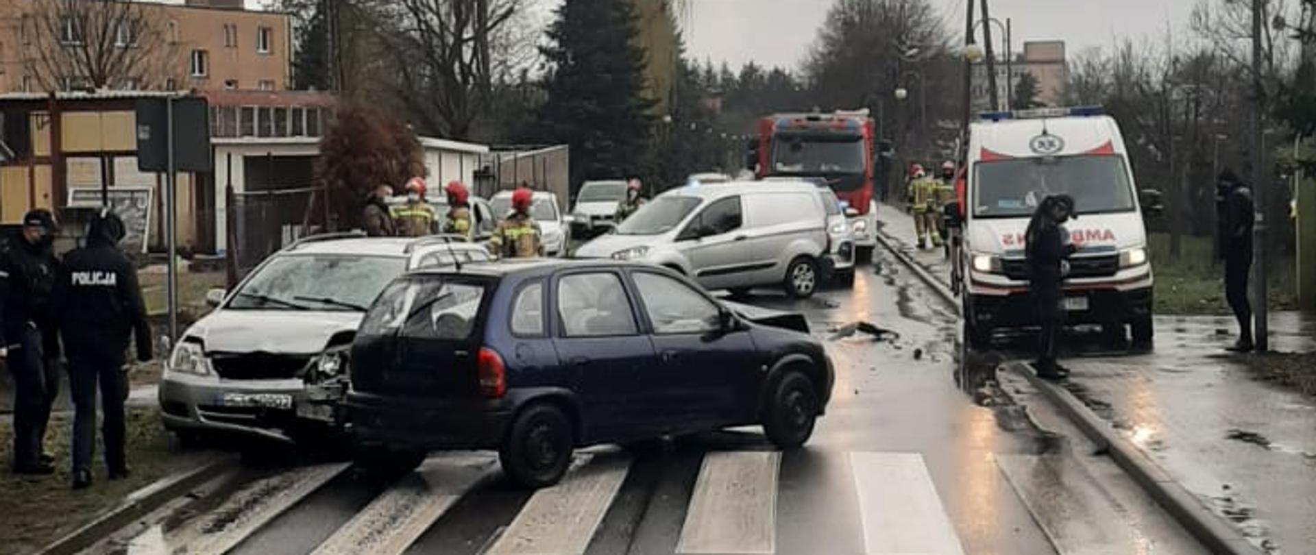 Samochody stoją na drodze po uderzeniu czołowym