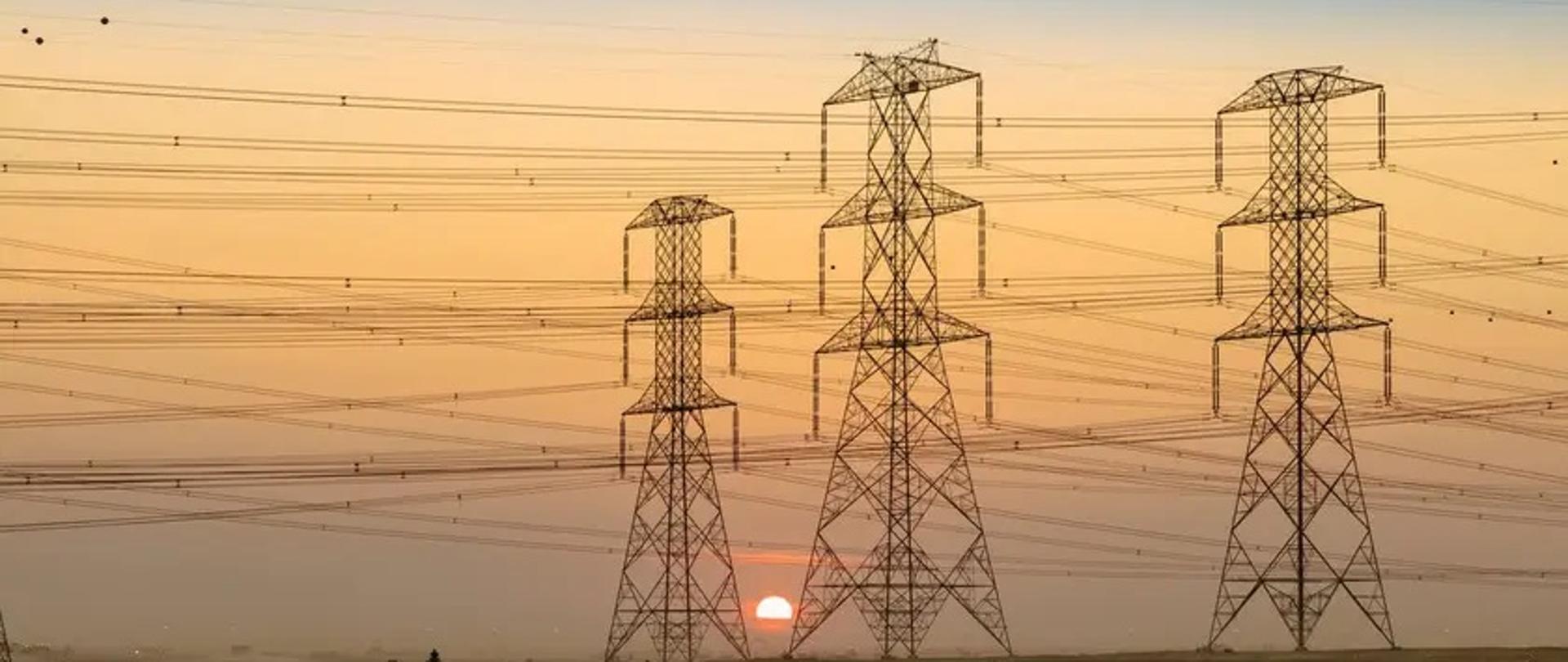 Słupy stojące w polu