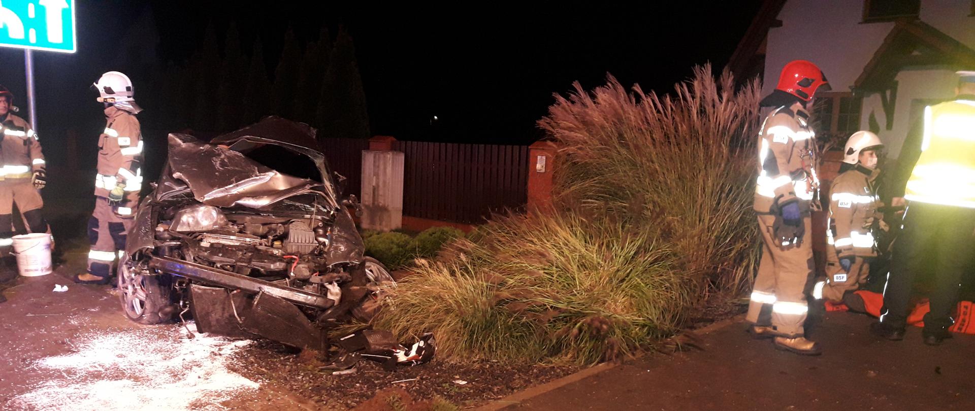 NOC, ROZBITY SAMOCHÓD, DOOKOŁA STRAŻACY I POLICJANT