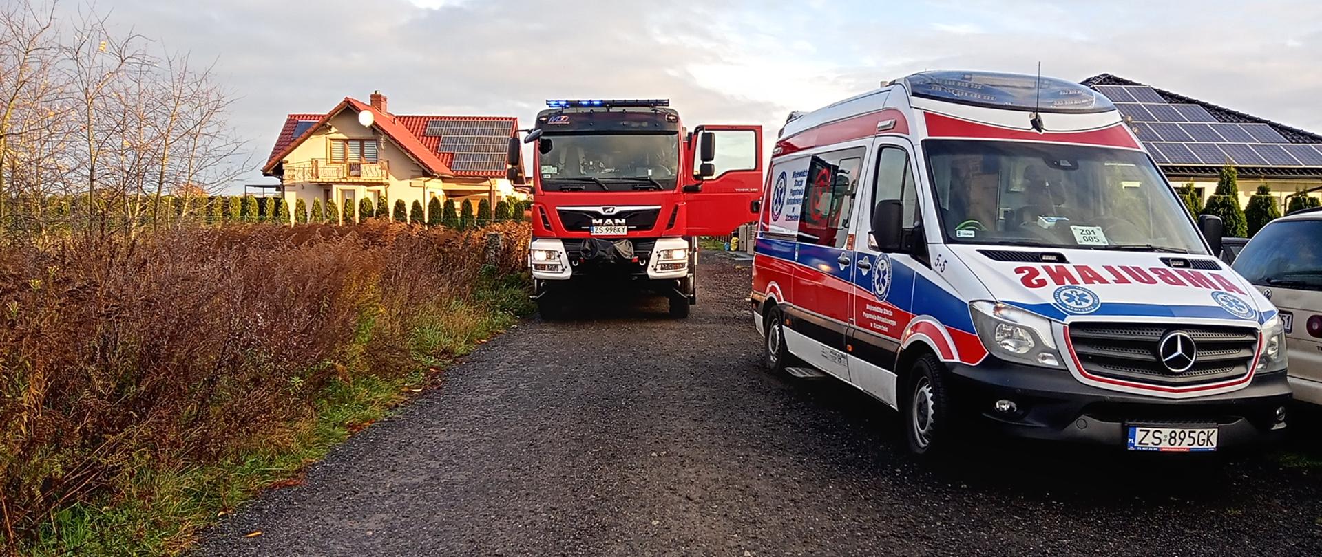 Na zdjęciu widać samochód ratowniczo-gaśniczy oraz karetkę zespołu ratownictwa medycznego.