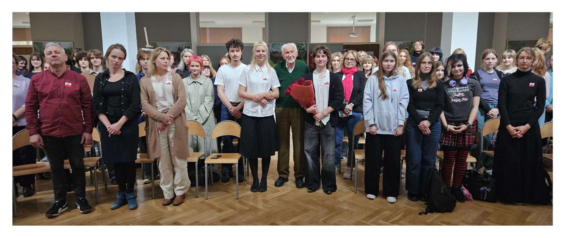 3 października w naszej szkole odbyło się wyjątkowe spotkanie z prof. Leszkiem Żukowskim, zorganizowane z okazji 81. rocznicy wybuchu Powstania Warszawskiego. 