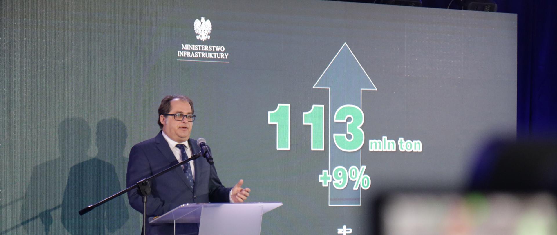 Wiceminister infrastruktury Marek Gróbarczyk na konferencji prasowej podsumowujące wyniki polskich portów morskich za 2021 rok