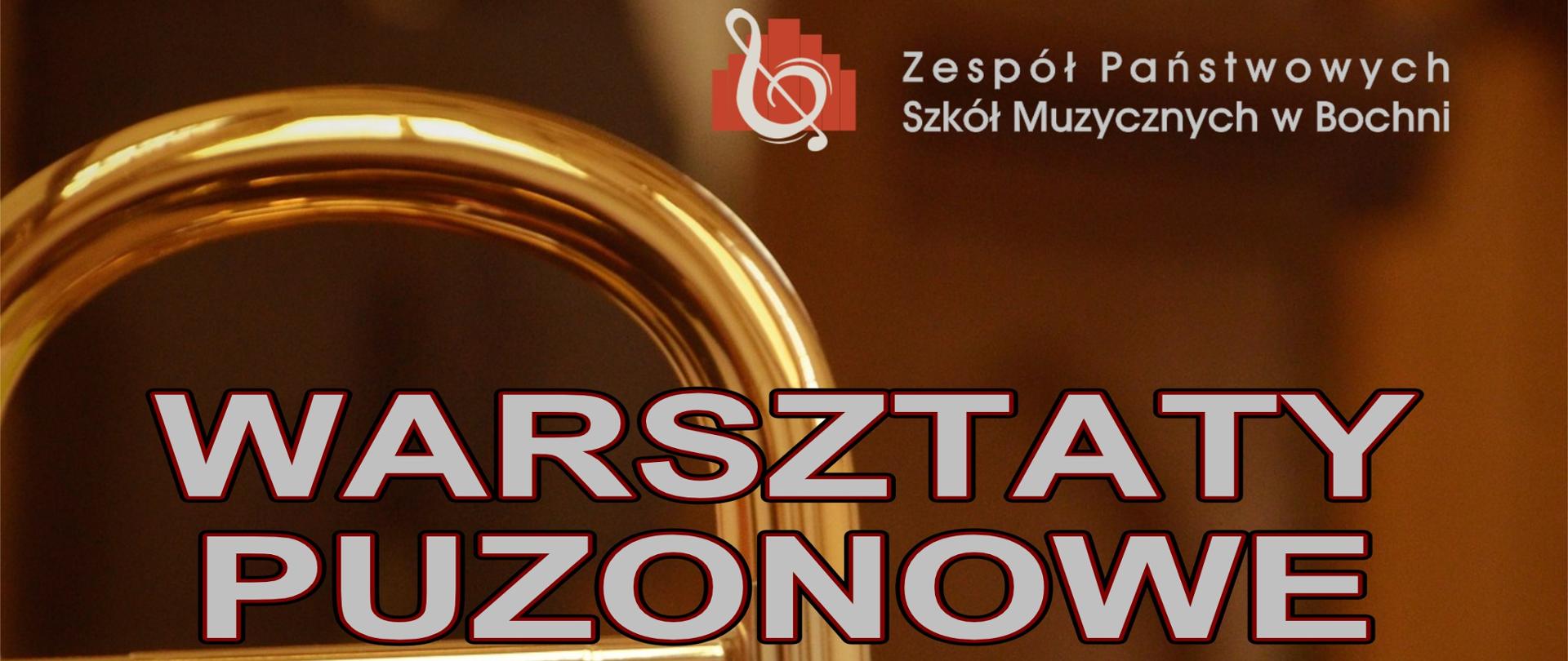 Grafika na brązowym tle z widocznym elementem dwóch puzonów, zawiera w prawym górnym rogu logo szkoły oraz w części centralnej białymi drukowanymi literami treść: "Warsztaty puzonowe dla nauczycieli i uczniów ZPSM w Bochni, prowadzący: prof. dr hab. Zdzisław Stolarczyk". Na dole znajduje się napis: "Bochnia, 9 grudnia 2024 r."