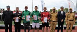 Pomorski komendant wojewódzki Państwowej Straży Pożarnej zastępca pomorskiego komendanta wojewódzkiego przedstawiciel wojewody pomorskiego strażak z komendy głównej Państwowej Straży Pożarnej stoją z wyróżnionymi trzema zawodnikami.
