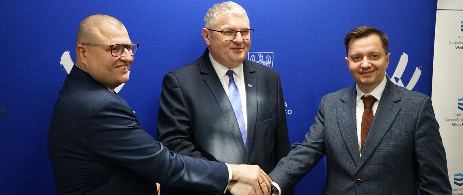 Konferencja z okazji przekazania gruntów pod budowę zbiornika Wielowieś Klasztorna. Na zdjęciu od lewej: wiceprezes Wód Polskich Marcin Jarzynski, wicewojewoda wielkopolski Krzysztof Grabowski, prezes Wód Polskich Mateusz Balcerowicz