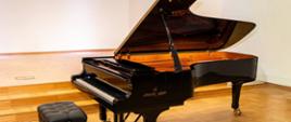 Baner zdjęcia nowego fortepianu Shigeru Kawai SK-EX w sali koncertowej Państwowej Szkoły Muzycznej I i II st. im. Witolda Lutosławskiego w Stargardzie.