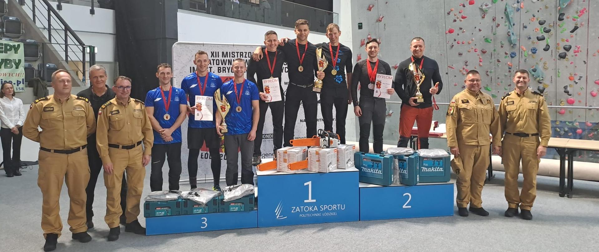Podium w klasyfikacji drużynowej zawodów. Na drugim miejscu strażacy z Bydgoszczy. 