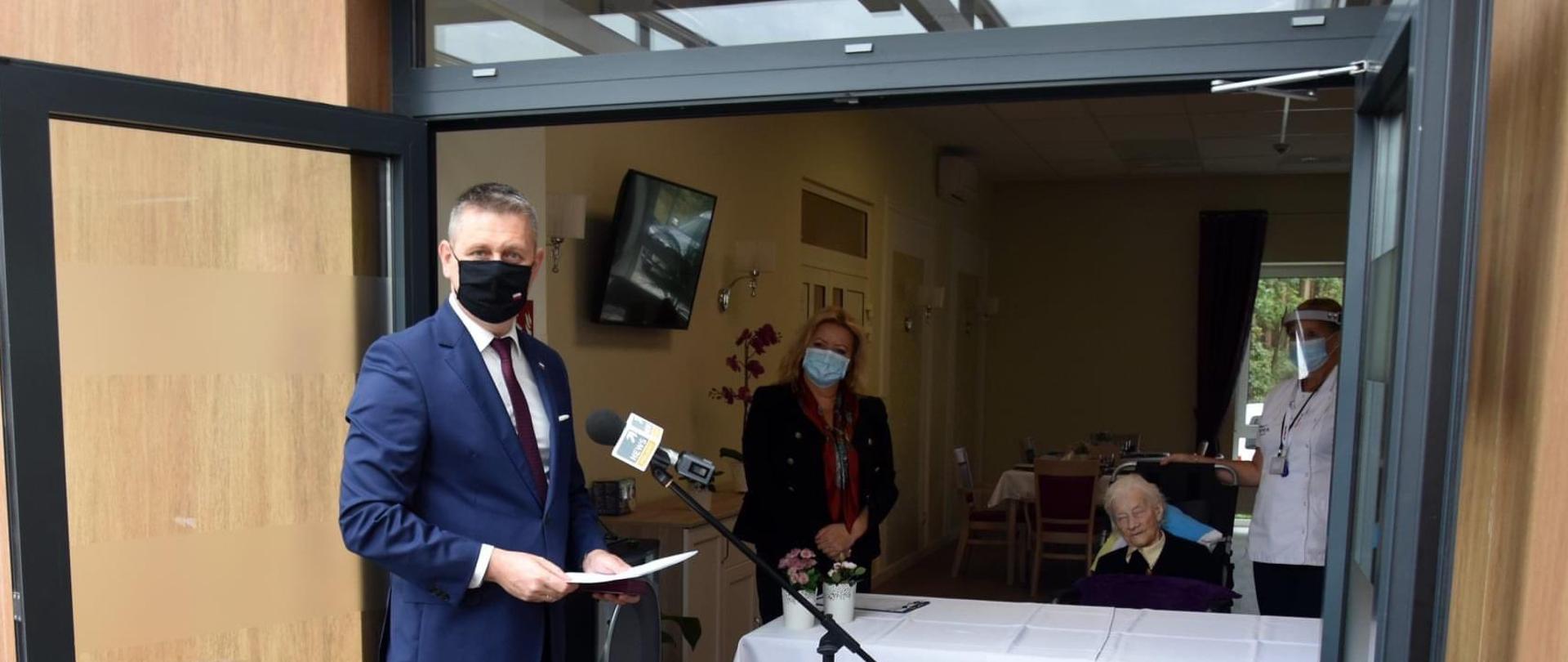 Wicewojewoda Mazowiecki Artur Standowicz wręczył odznaczeń kombatantce Armii Krajowej Dobrosławie Ciborskiej