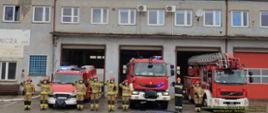 Żarscy strażacy oddali hołd poległemu Policjantowi. Przed jednostką ratowniczo gaśniczą w Żarach ustawiono trzy pojazdy i strażaków.
