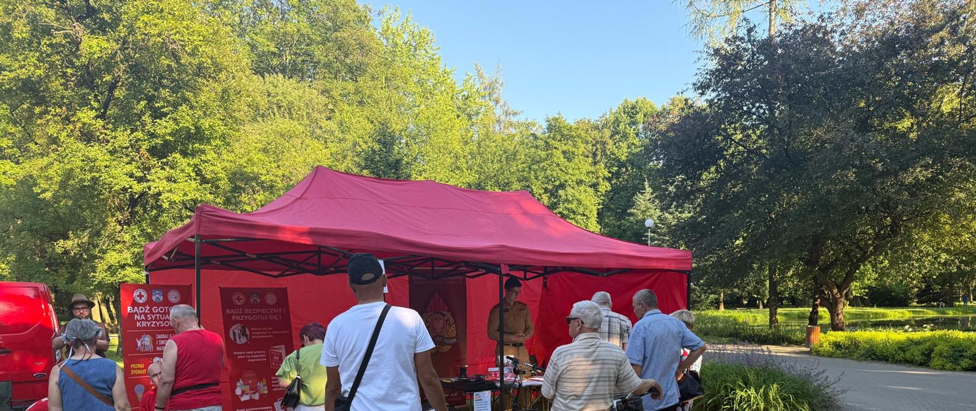 Na zdjeciu widoczny jest Namiot Ochrony ludności i obrony cywilnej na którym można zapoznać się z wyposażeniem plecaka ewakuacyjnego, jak sie przygotowac na sytuacje kryzysowe,