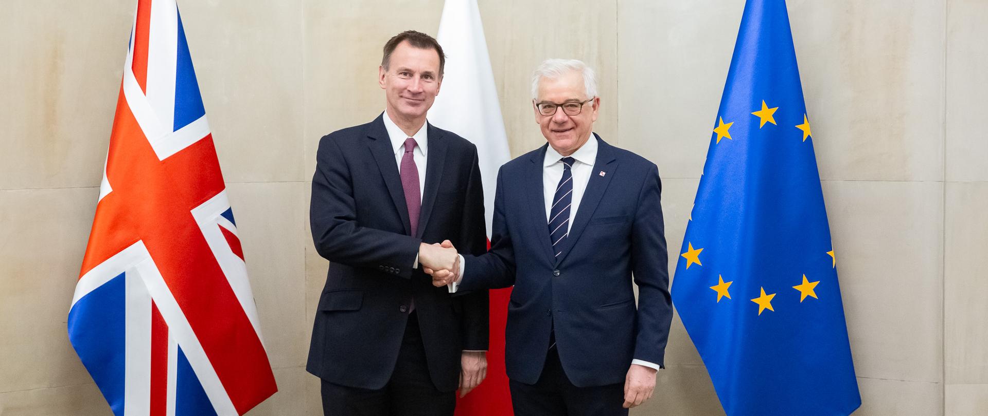 Minister Jacek Czaputowicz wita się z ministrem spraw zagranicznych Wielkiej Brytanii Jeremym Huntem