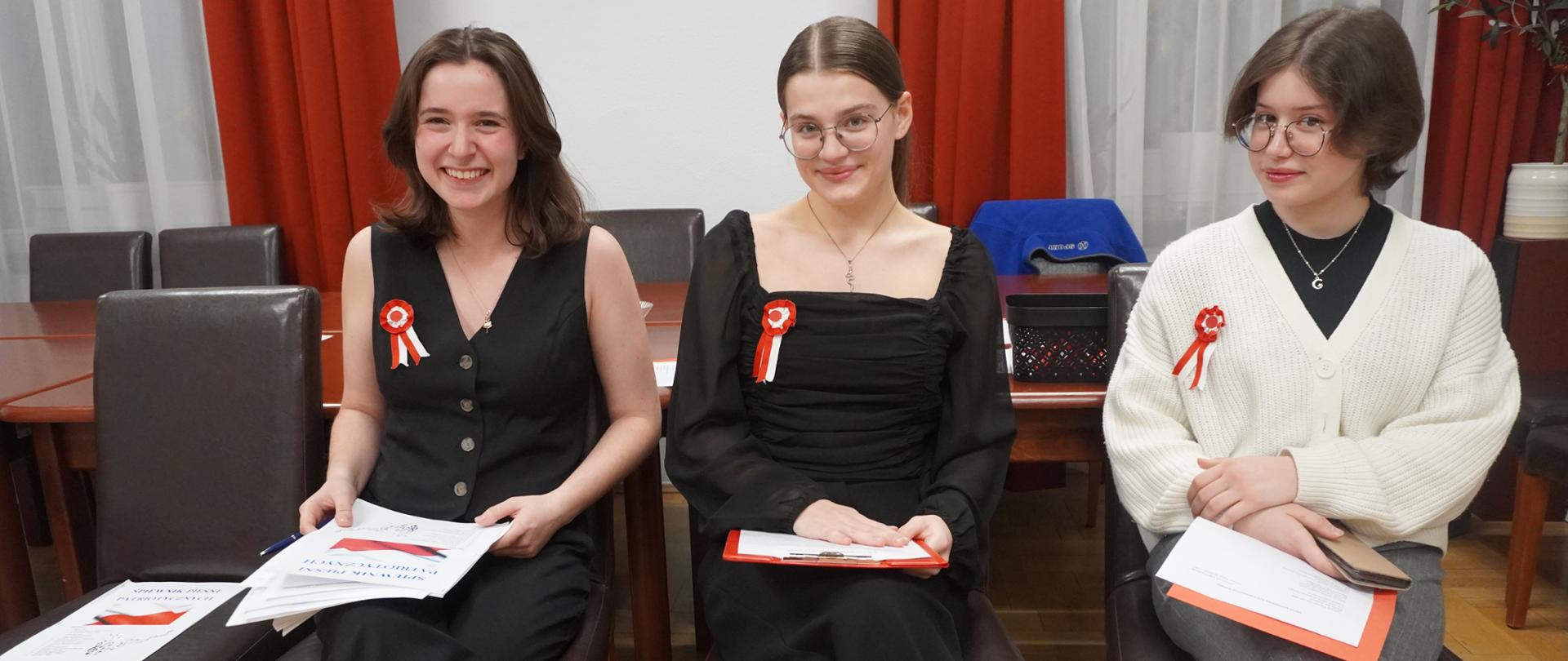 Wychowanki oczekują na rozpoczęcie uroczystości