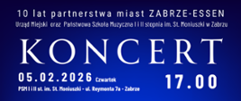 Pozioma grafika w intensywnych odcieniach niebieskiego. Centralnie duży, elegancki biały napis „KONCERT” na tle gradientu. Powyżej i poniżej mniejsze napisy w białym kolorze.